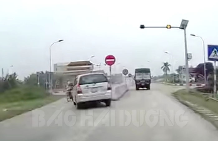 [Video] Xử lý nghiêm lái xe ô tô phóng nhanh vượt ẩu, đi ngược chiều tại khu vực cầu Mây